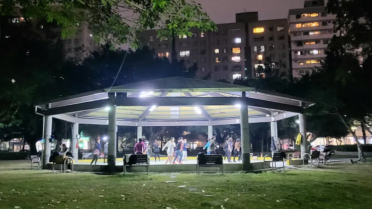 〔半平厝公園〕的舞蹈社團(李建崑攝影 )