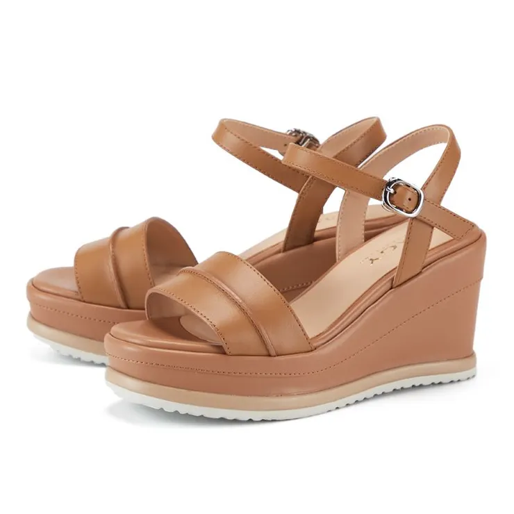 ▲MAGY簡約一字寬帶楔型涼鞋，售價2,980元。