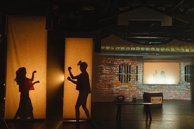 演員模仿影偶演出是迷人的亮點。（圖片來源：https://www.facebook.com/profile.php?id=1736130291）