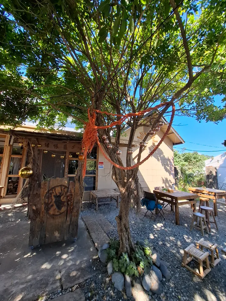  台東海邊木造早午餐店｜一個人旅行時找到的店，戶外空間像花園，有木桌椅和仙人掌。在戒藥期間帶著心悸來這裡吃飯，也在這樣的環境裡，慢慢練習和人互動。