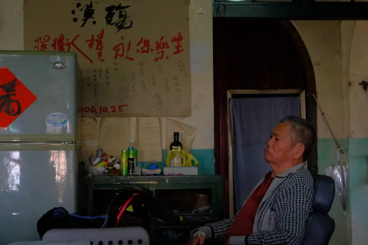 2018 年，與再添阿伯，攝於樂生院蓬萊舍。／影像提供：黃曦