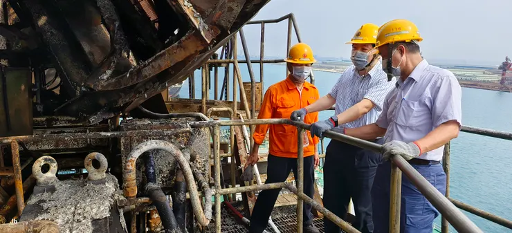 這張現勘照片是隔日早上拍的,當天下午因火場仍在冷卻封鎖,我們只在下方週邊遠看。