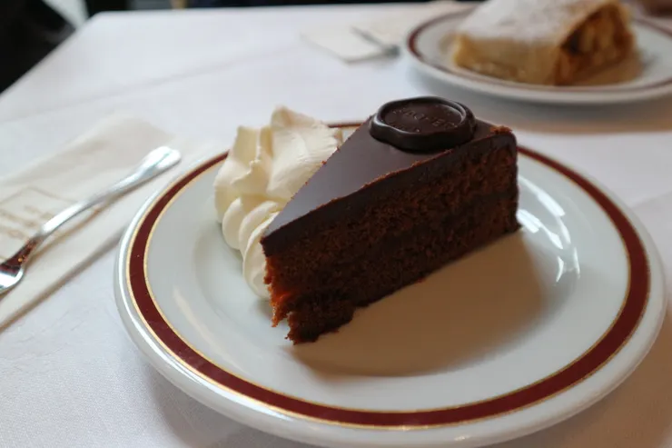 薩赫咖啡館的薩赫蛋糕，除了中間的杏桃醬，旁邊的鮮奶油更是一絕