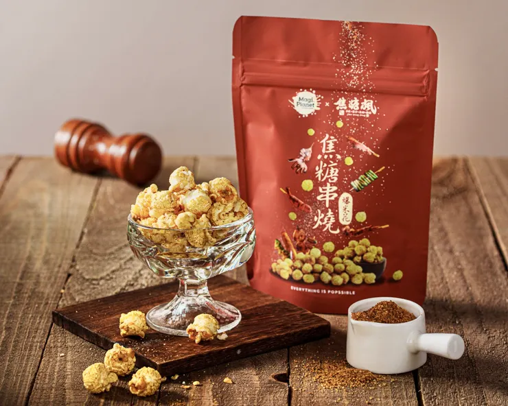 圖說：焦糖楓與星球工坊爆米花推出聯名焦糖串燒口味爆米花，甜鹹滋味迷人好吃。（資料來源：焦糖楓）