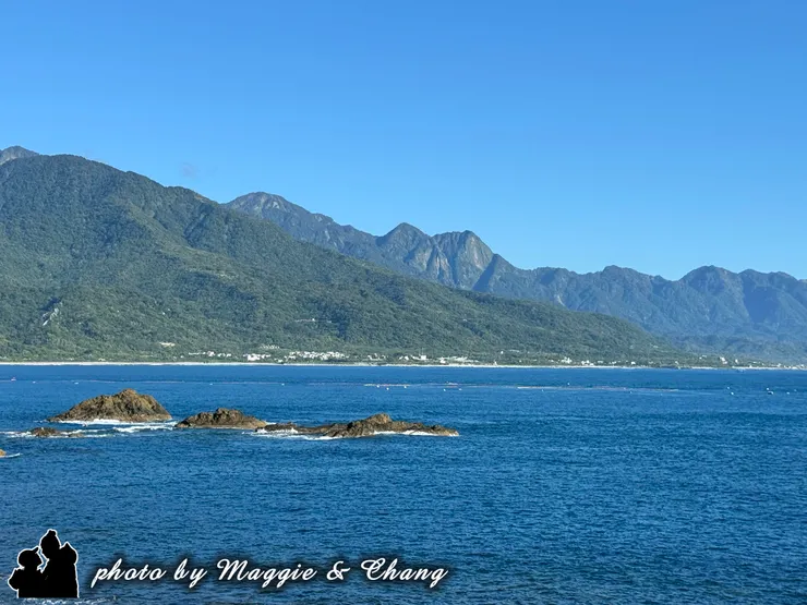 遙望三仙台海岸，對面的山脈宛如巨龍盤踞，氣勢磅礡，壯麗的景色令人屏息