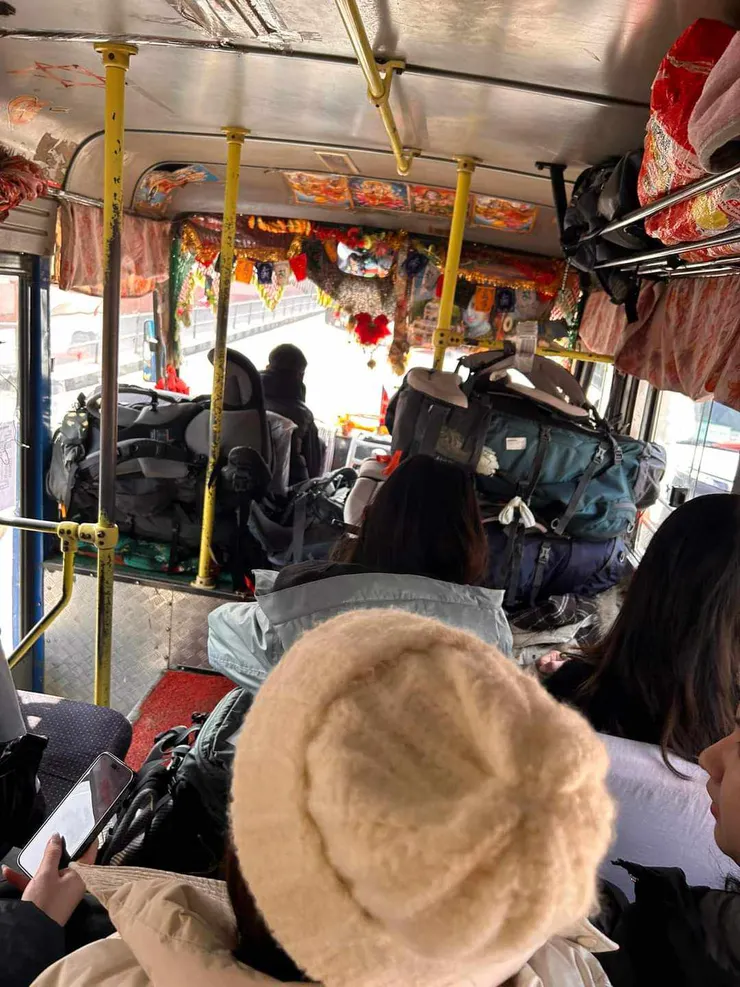 前往據點的車子,大家的登山包堆在前面,很可愛!