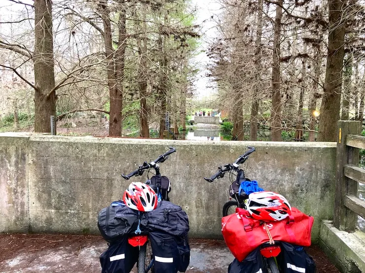 阿勝單車附安全帽、馬鞍袋、打氣筒、內胎等配備