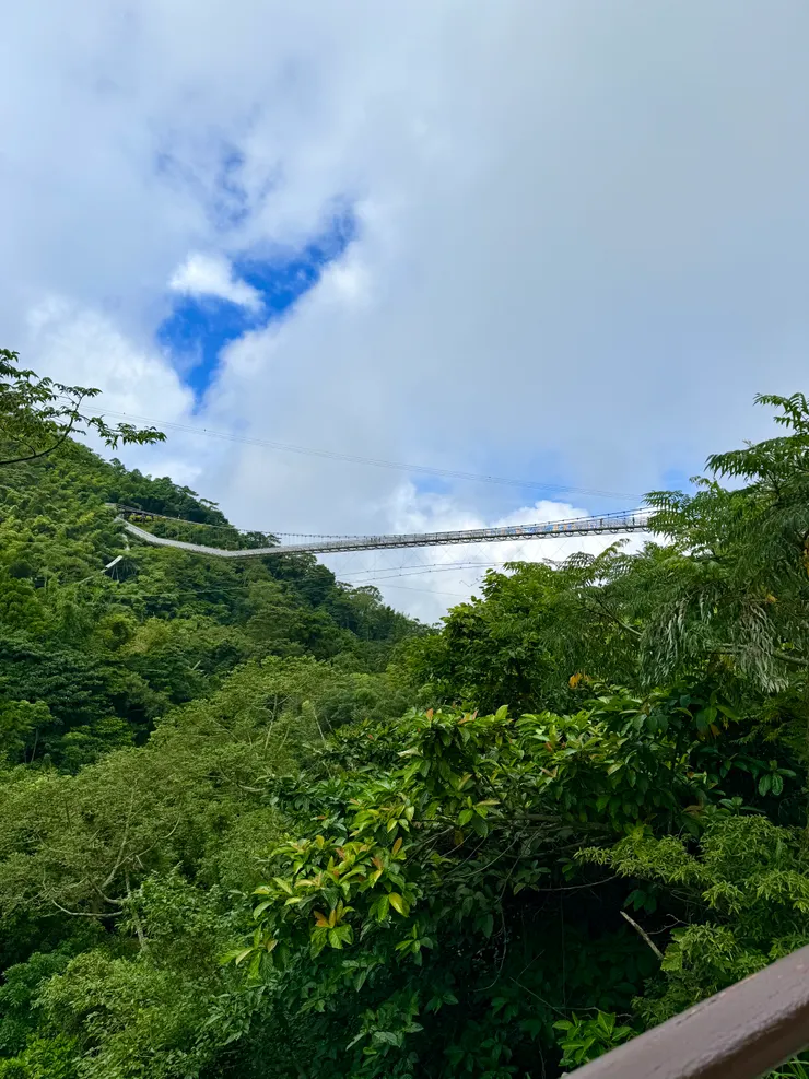 遠遠就能看到橫跨兩山的太平雲梯