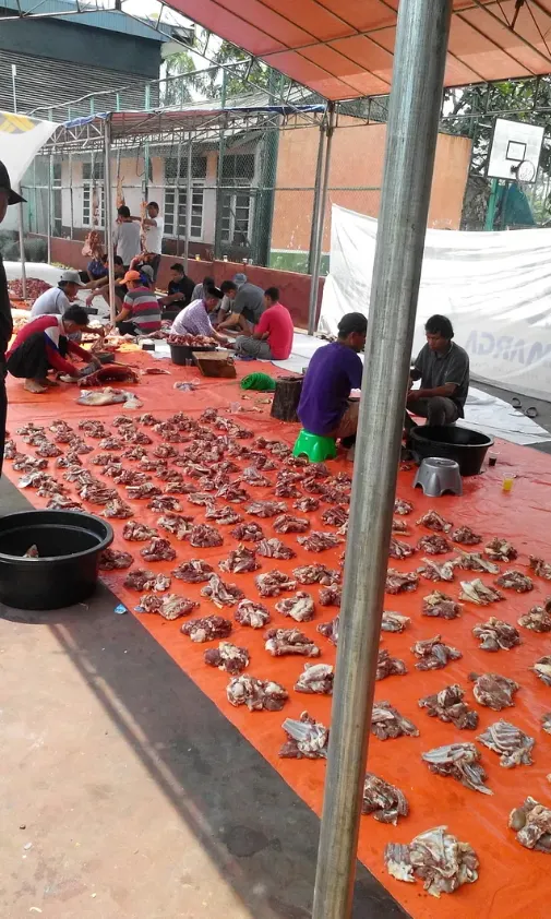 牲肉分切準備送給鄉親