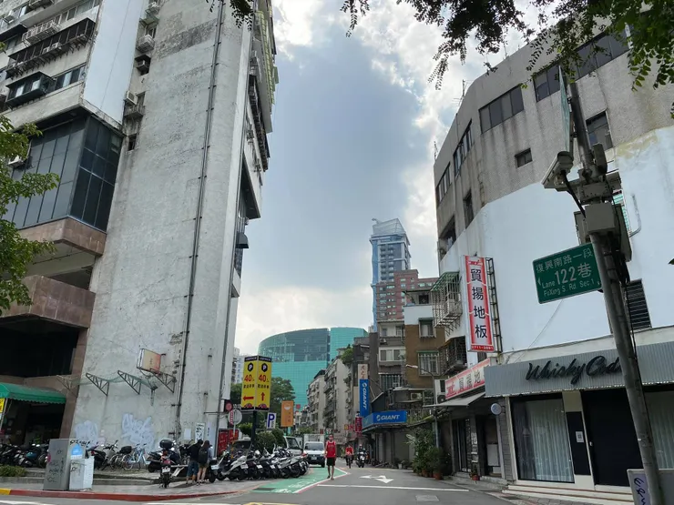 扇形大樓西側的安東街，即昔日霧裡薛圳第一支線河道