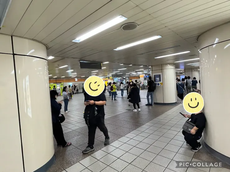 不知所措努力查公車路線的旅客們。