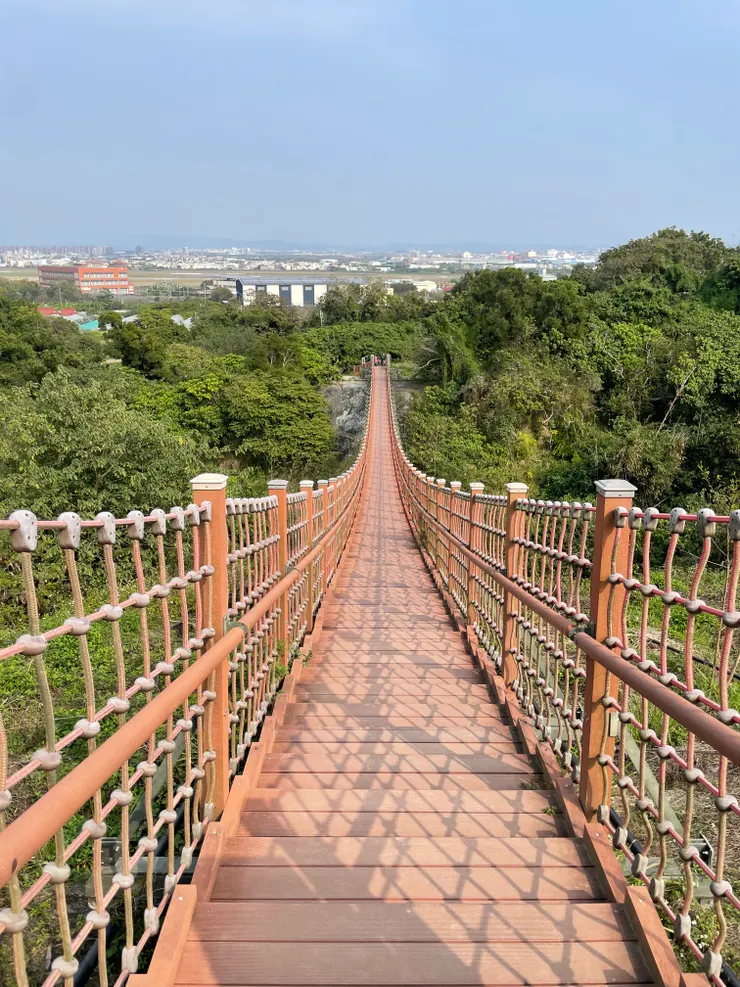 入口一小段就會看到這長長的吊橋