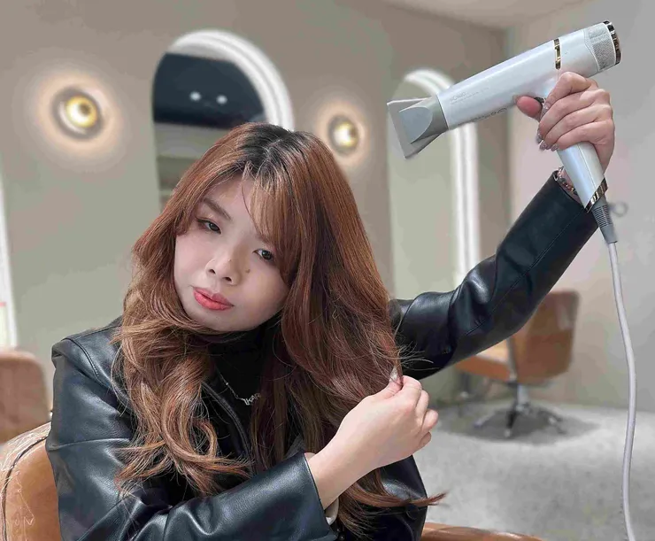 圖說：換季脫屑多為保濕不足，曼都建議吹髮時保持距離並使用保濕噴霧，維護頭皮屏障健康。（資料來源：曼都髮型）