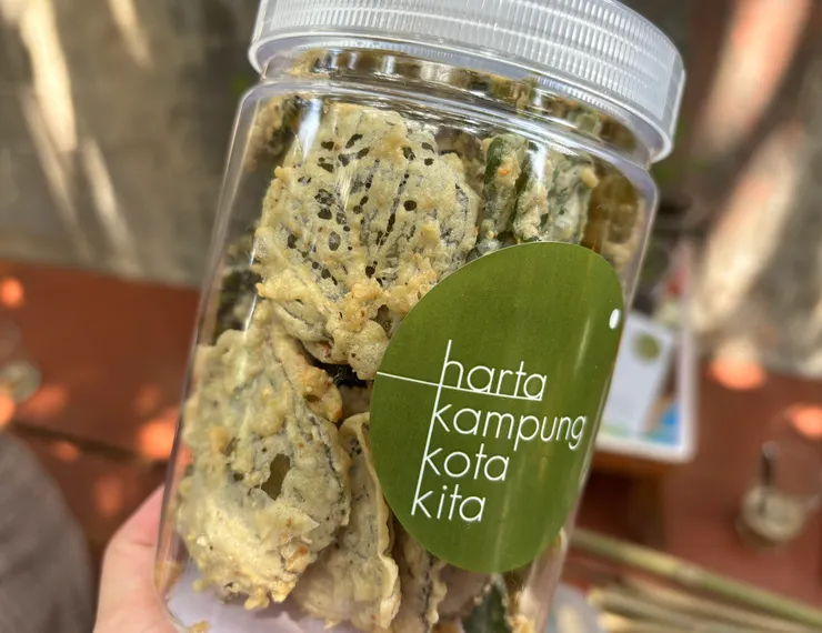 離開前大家紛紛詢問這個社區阿姨們開發的產品「一罐炸葉子」