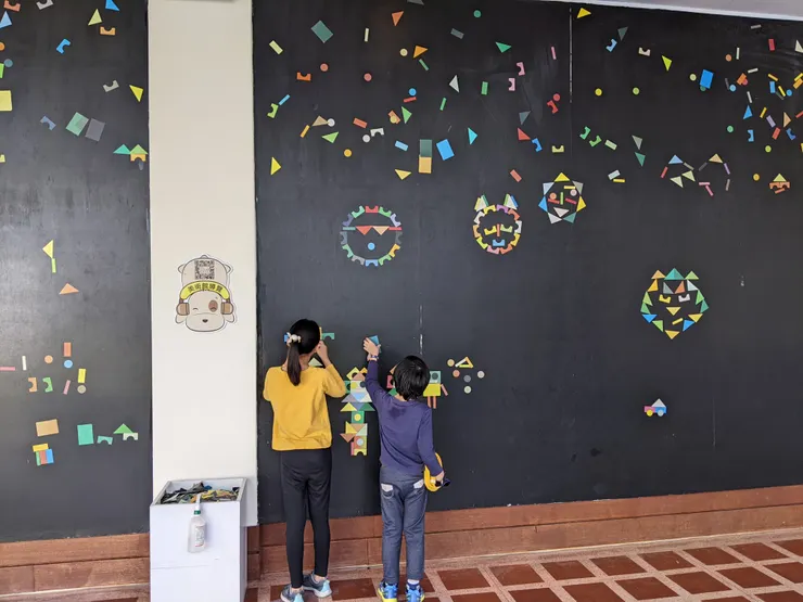 很喜歡這面黑板,讓孩子可以自由用各種不同形狀的磁鐵創作!