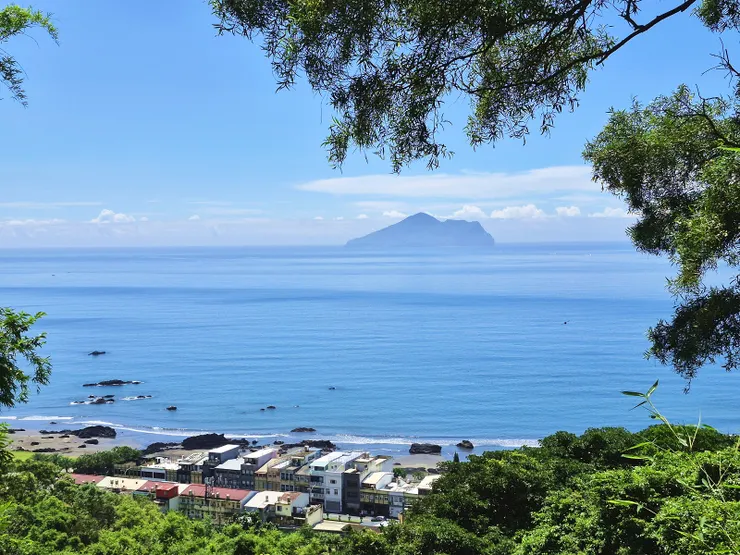 石空古道近外澳的林間可眺望龜山島