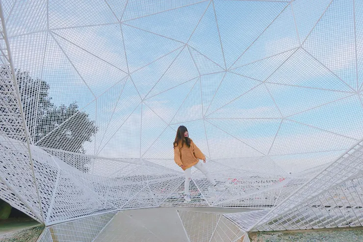 位於直島宮浦港，由日本著名建築師藤本壯介打造的直島展覽館