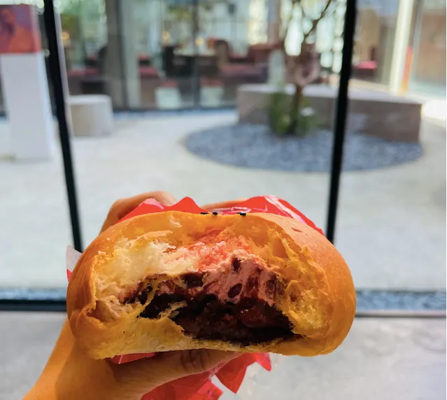 草莓生乳包,用料實在,甜而不膩。