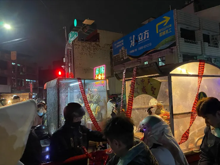 坐在透明神轎的神尊，外頭也有一條條「彩帶」。（攝影：抱城，2024/2/23。）