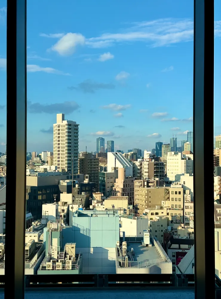 不過是打個盹的時間，就被高速巴士送到東京市區了。