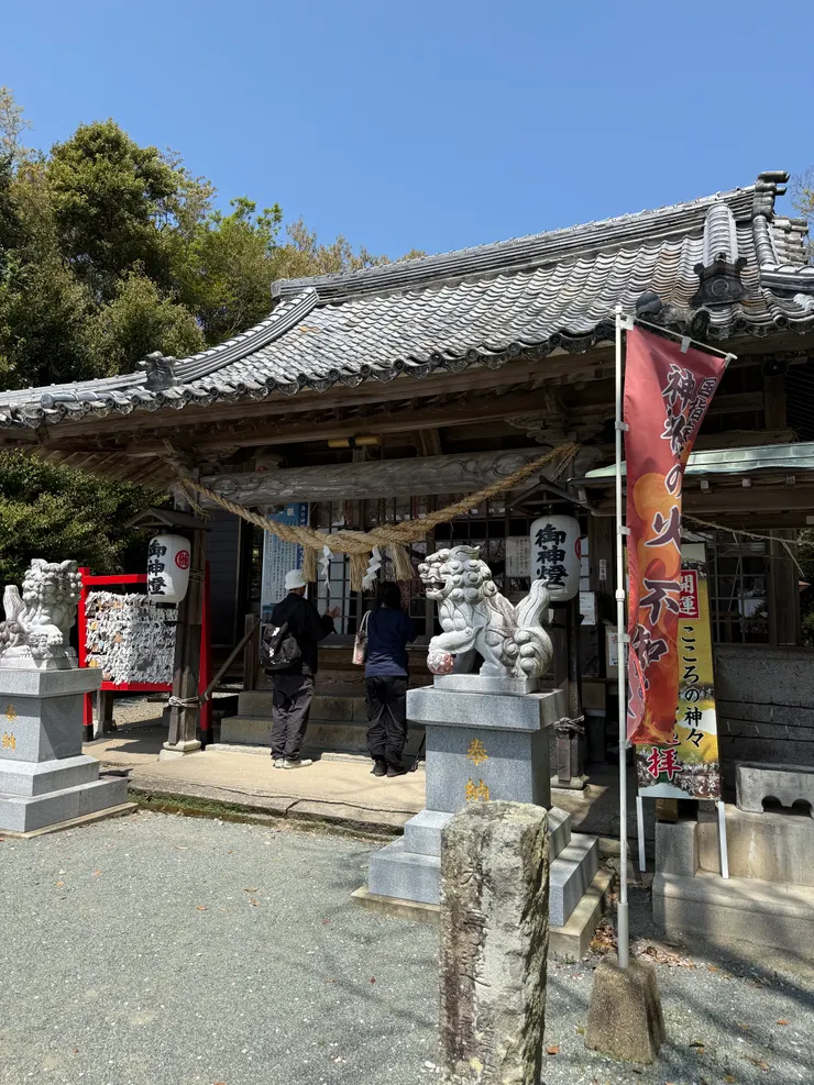 跟著這對情侶參拜一下