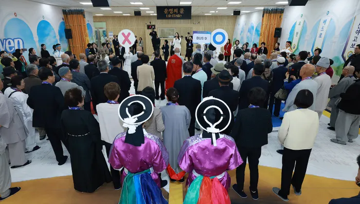 10月30日於南韓清州舉行的「第3期邀請萬國啟示錄特講」中，參加者進行「OX聖經問答」體驗節目。【照片提供：新天地耶穌教會】