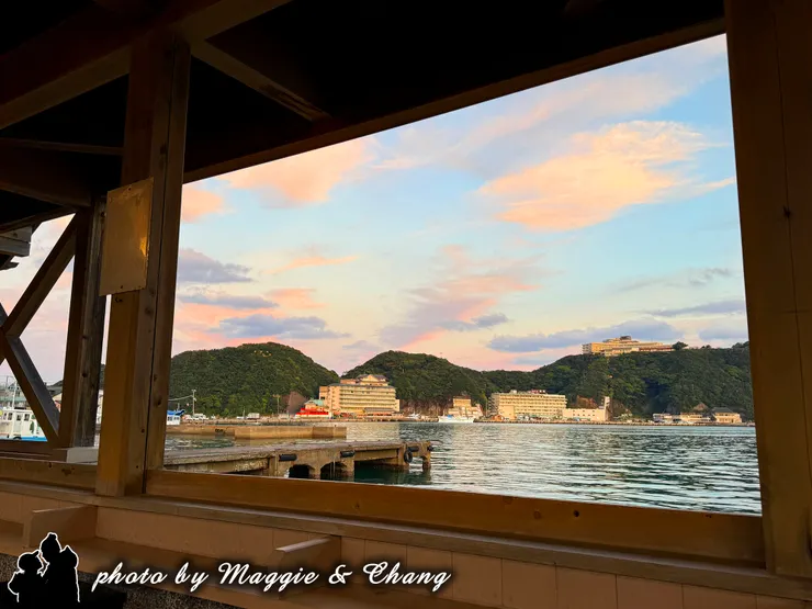 紀伊勝浦港口泡腳池窗外夕陽