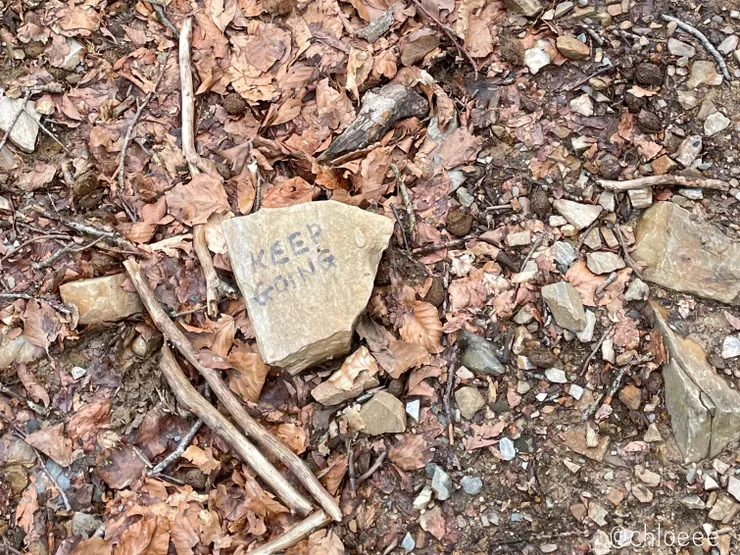 山上沿路都會看到大家互相打氣留下來的石頭Keep Going