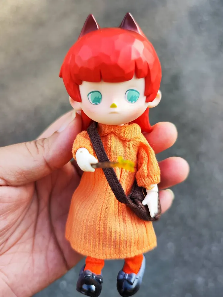 背著背包、拿著魔法棒的小魔女，尖耳朵太可愛了