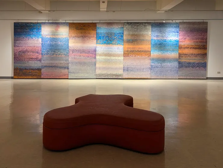 積吶虹光，〈青天白日滿地「虹」〉，壓克力顏料、宣紙，840 X 244 cm。
