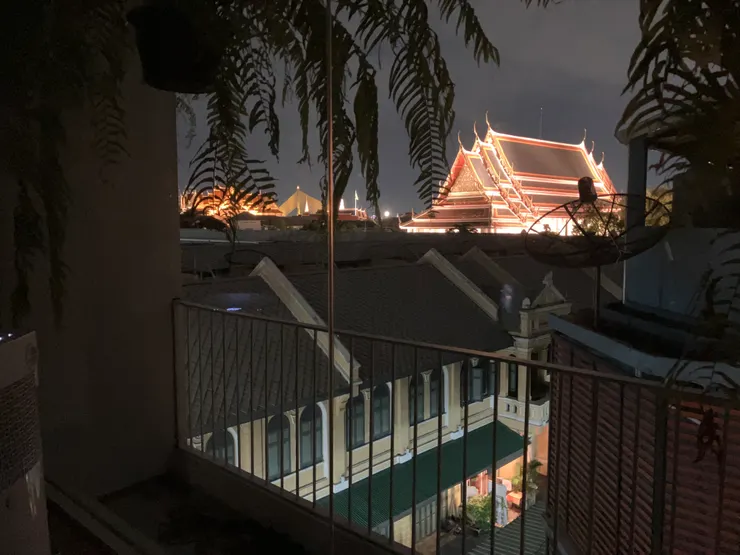 晚上從房間看出去的臥佛寺一角