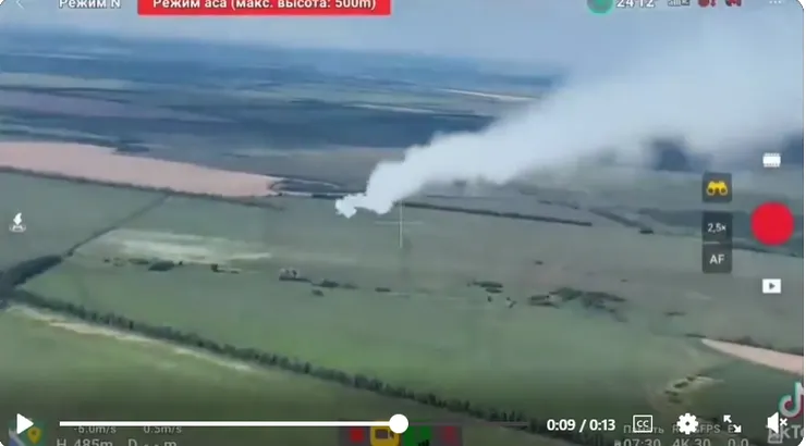 這個片段來自一架遭到俄軍地對空飛彈射擊的烏軍無人機，圖中的濃煙就是正好錯過的飛彈。嚴格來說這枚飛彈也不算錯過，其位置已經離的足夠近，只要引信正常激活其戰鬥部就能保證這個目標粉身碎骨 - 但這是一架訊號非常小的小型商業無人機，小到甚至不足以讓飛彈上的近炸引信啟動；當然，即便命中，一枚飛彈換一架商業無人機是否划算也很難說。