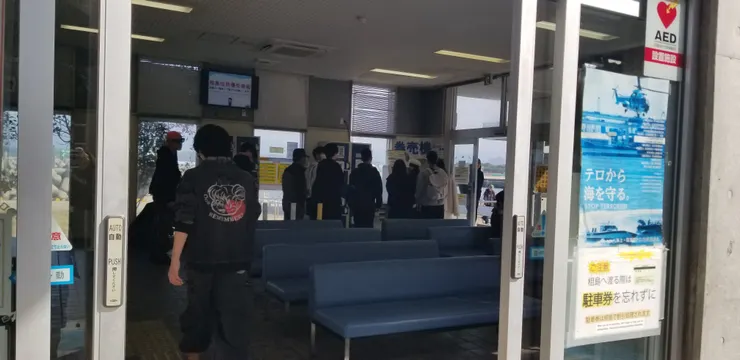 坐船前，先在車站旁邊的集合處的買票，販賣器有中文界面，能輕鬆購入