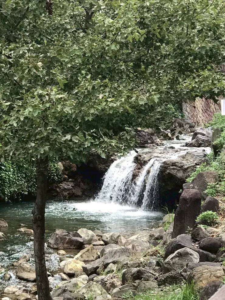 在看到溪流小水瀑後,往右邊看就可看到瀧乃湯了