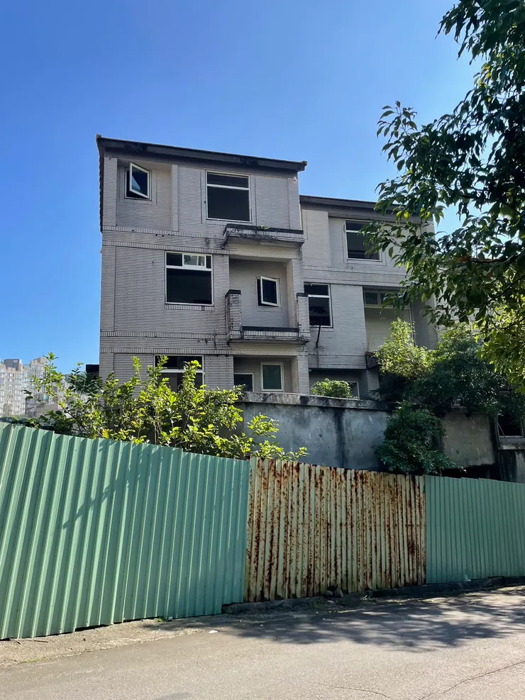 【碧擎海天】社區，於2023年12月重勘，依舊完全成為廢墟，即使有人接願意手，也只能拆除重建。