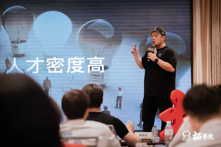 圖說:鮮乳坊共同創辦人郭哲佑分享品牌成長關鍵。(資料來源:拓論壇)