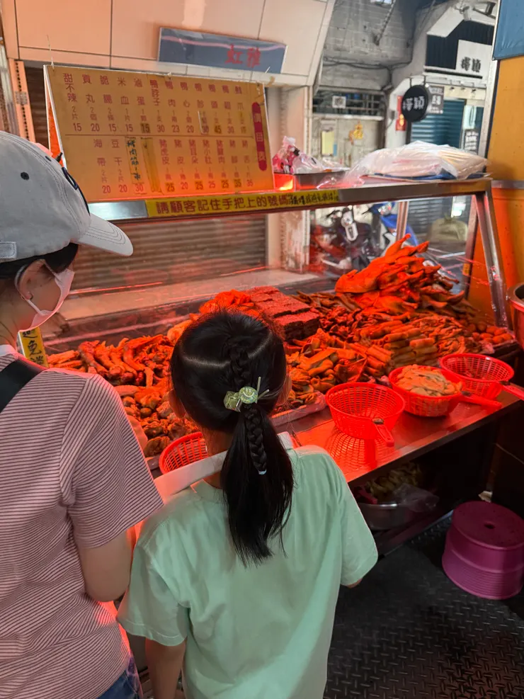 攤位設計明顯不是為了賣滷味設計的，客人必須繞到裡面來夾