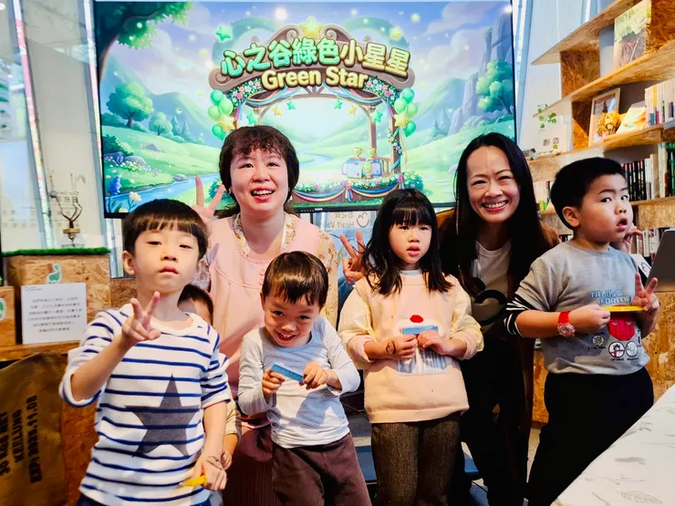 種下永續種子-導覽活動中頒獎給闖關成功的心之谷綠色小星星