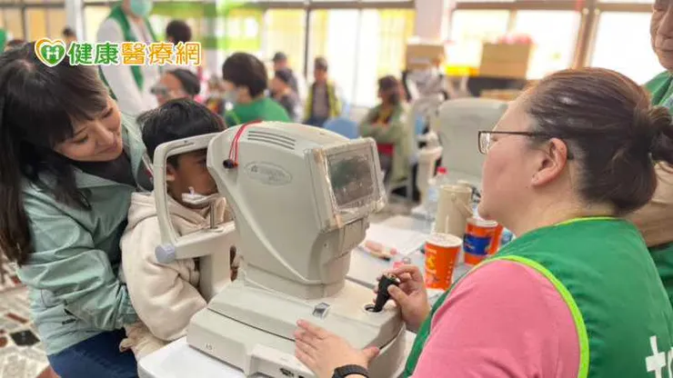 臺灣防盲基金會倡議大使劉亭廷擔任志工協助義診進行