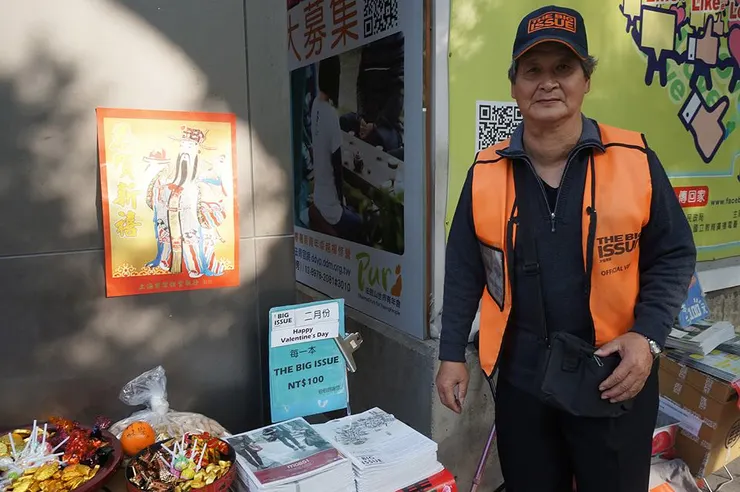 可愛的大誌雜誌販售者，在過年期間還會準備糖果招待客人