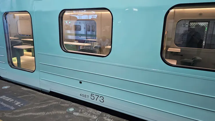 海風號觀光列車是由EMU500型區間車所打造而成的!