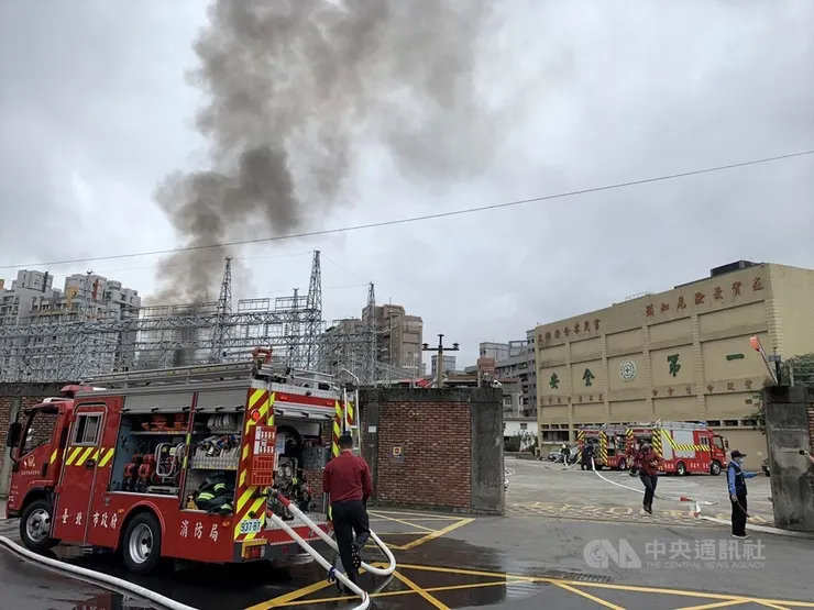 2022年12月12日上午，臺北變電所驚傳爆炸聲響，黑煙不斷竄出。（圖片來源：中央通訊社）
