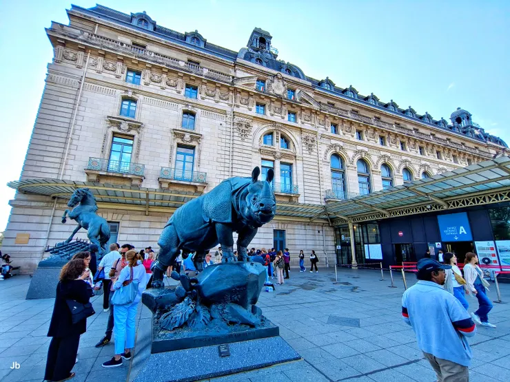 【幸好被華麗凍結妳蛹化成美術館！我大約10：30抵達。】