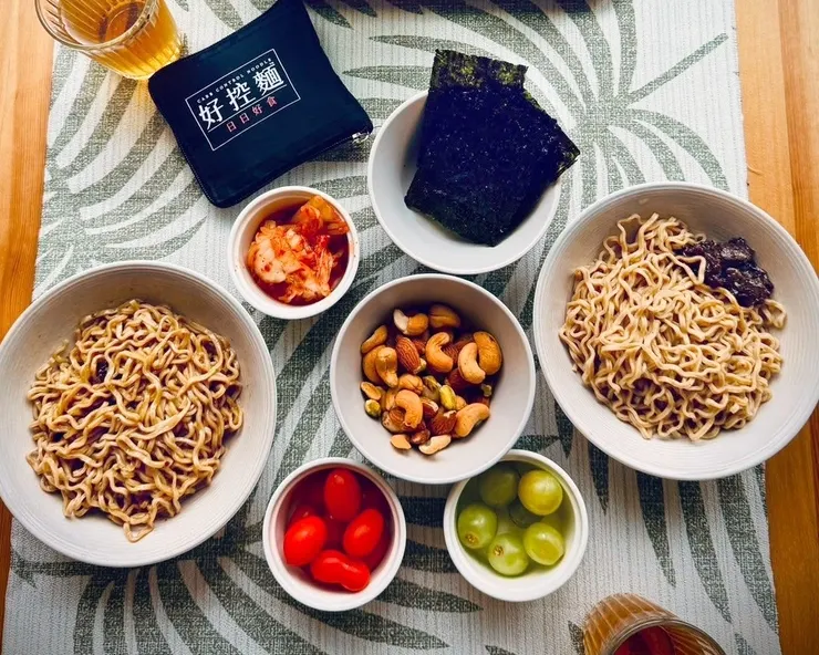 圖說：「好控麵」的花椒胡麻、暖薑麻油、經典川辣三種口味，全素可食，更採用高蛋白、精緻麵粉減量的Q彈麵體，兼顧美味與健康。（資料來源：日日好食）