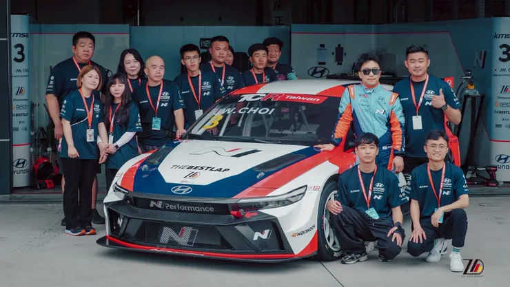 正德汽車集團引進韓國性能車，更協助會長崔丁元（淺藍衣者）來台參賽取得冠軍。圖/正德汽車提供