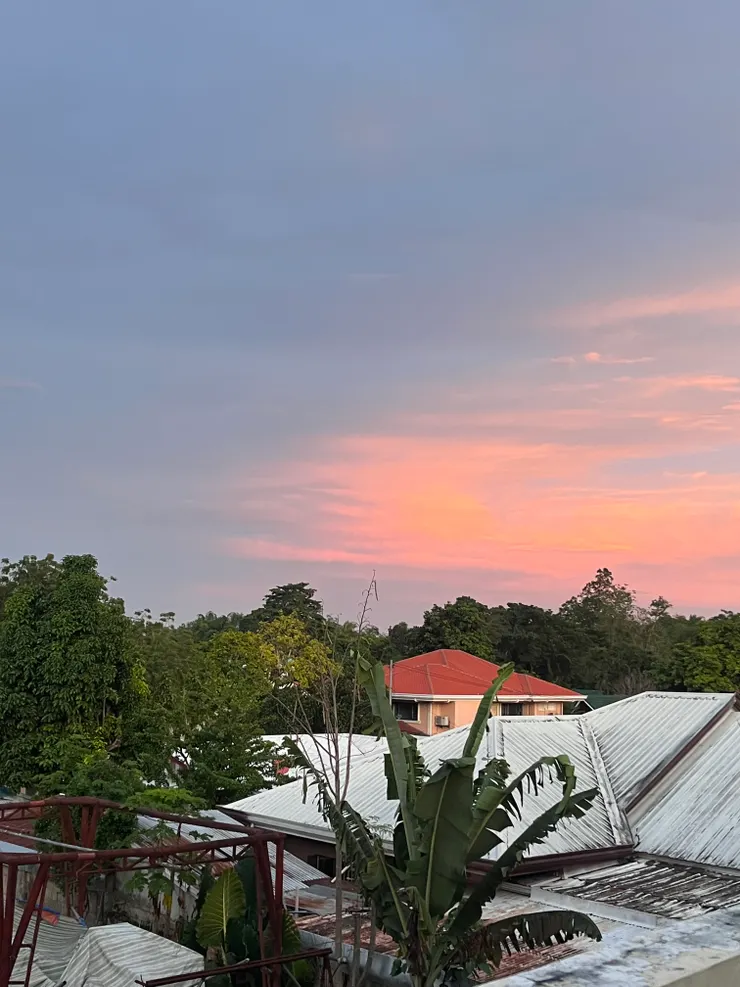 學校周邊環境 基本上都是鐵皮屋