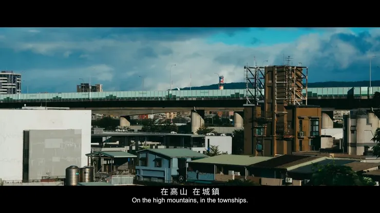 這個因為畫面可能有長鏡頭壓縮過，應該是在三重往北投焚化爐方向看去、中間高架橋道路為中山高速公路；也是需要高手來協助指認！