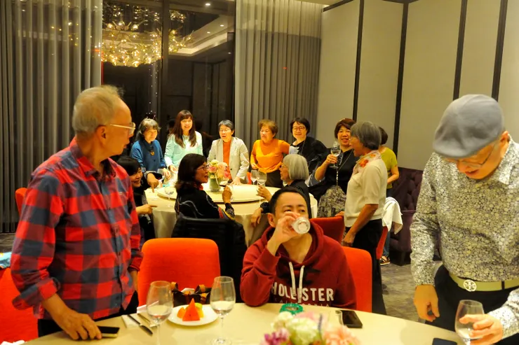 【賓主盡歡，散席前起身，準備拍大合照了！】