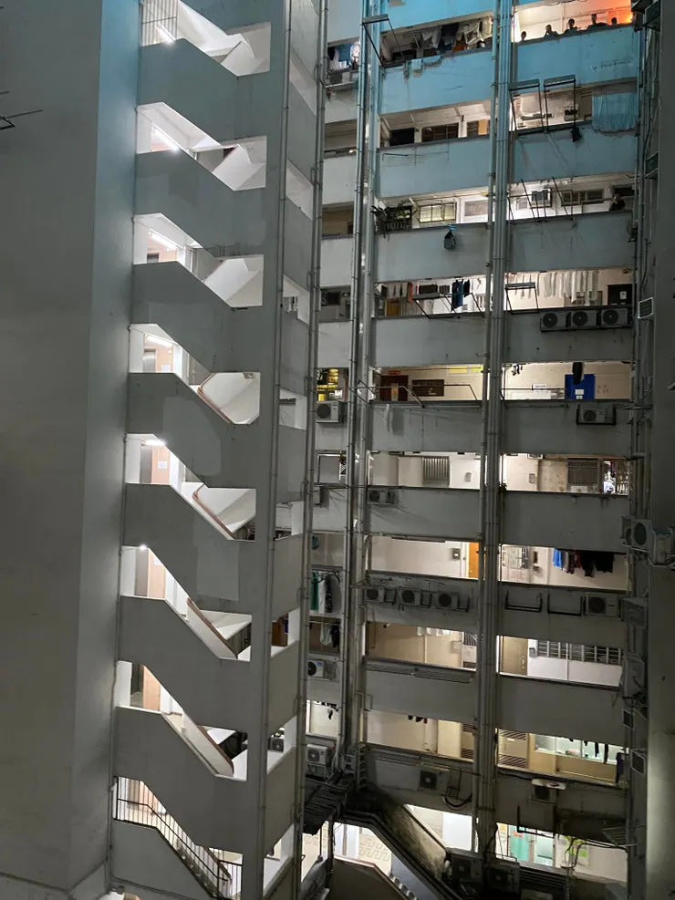 有別於前兩次住飯店,這回住在有復古感的集合式住宅