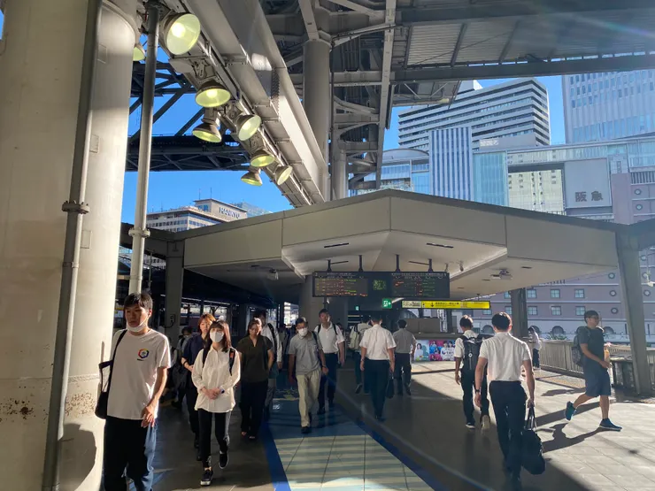 到了大阪站看到滿滿滿滿滿準備通勤上班、通學的人群